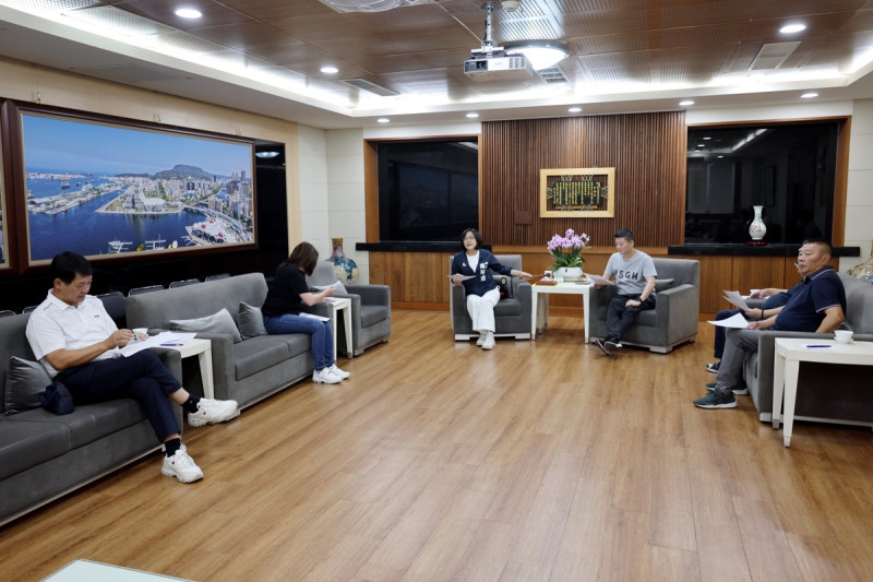 康裕成(中)主持高雄市議會程序委員會議。   圖：高雄市議會/提供