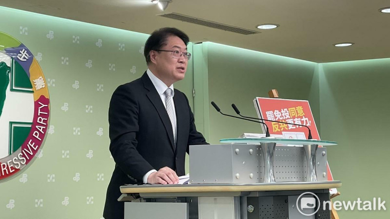 林右昌召開「與公民同行 罷免文宣三箭」記者會。 圖:高逸帆/攝