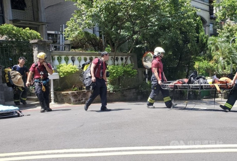 台北市1名男工人18日在內湖區山坡地執行摘除蜂窩作業時受困樹上，消防局獲報派員前往救援，男工人救下後已無呼吸心跳，緊急送醫搶救。（翻攝照片）中央社記者黃麗芸傳真  114年6月18日   