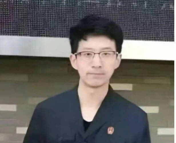 中國網路近日掀起一場關於北京法院系統醜聞的熱議。主角是 90 後、曾任職北京第三中級人民法院的法官助理白彬。   圖:翻攝自X帳號@cskun1989