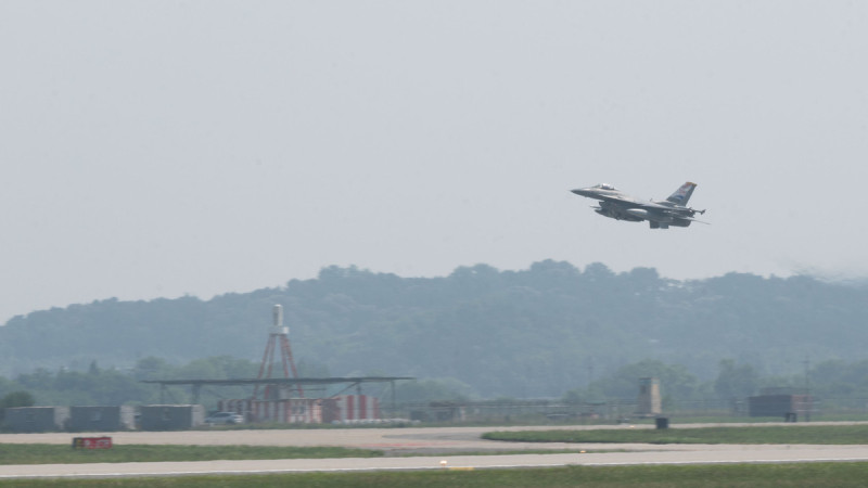 2025年6月18日，隸屬於第36戰機中隊的美國空軍F-16戰隼戰機在韓國烏山空軍基地起飛，參加三邊防禦性防空訓練。   圖：翻攝「X」@INDOPACOM