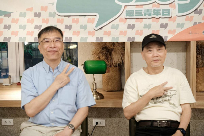 Y’s Day「週三青年日」18日晚上舉辦第110場「『關』台灣什麼事？馬關條約與台灣近代化的開始」，舞台上由左至右為陳俐甫、吳密察。   圖：Y’s Day「週三青年日」提供