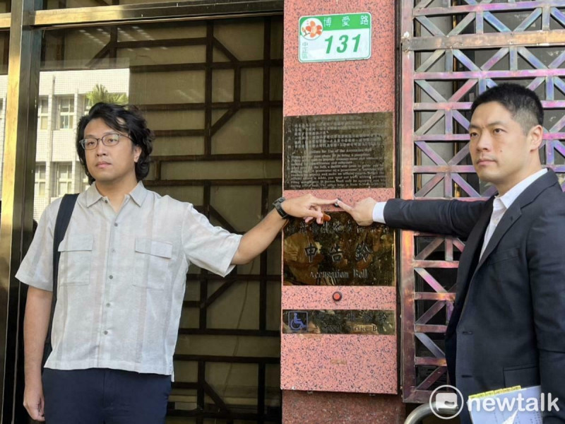 民進黨立委沈伯洋今日前往北檢，代表父親向臉書粉專造謠部分提出妨礙名譽告訴。   圖：金大鈞/攝