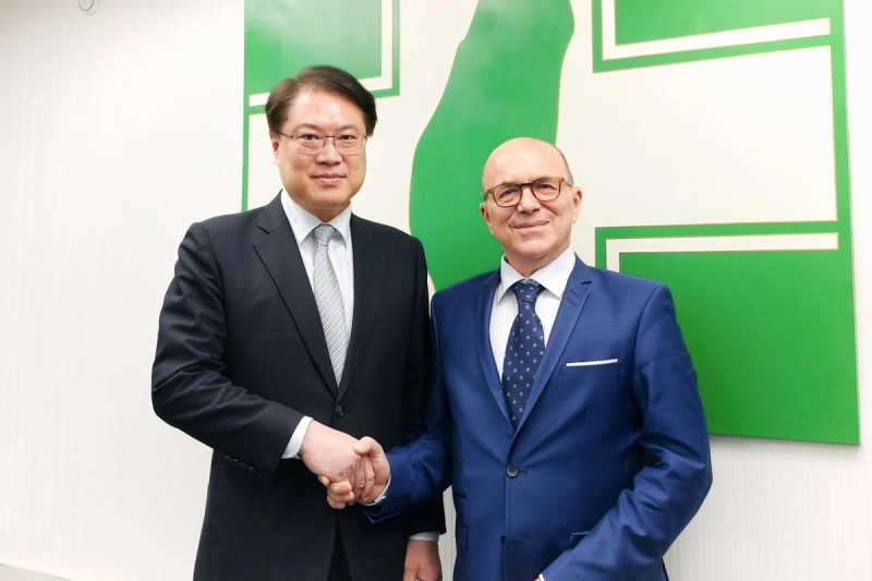 林右昌(左)接待法國前參議員葛托蘭（André Gattolin）及歐洲友人一行。   圖：民進黨提供