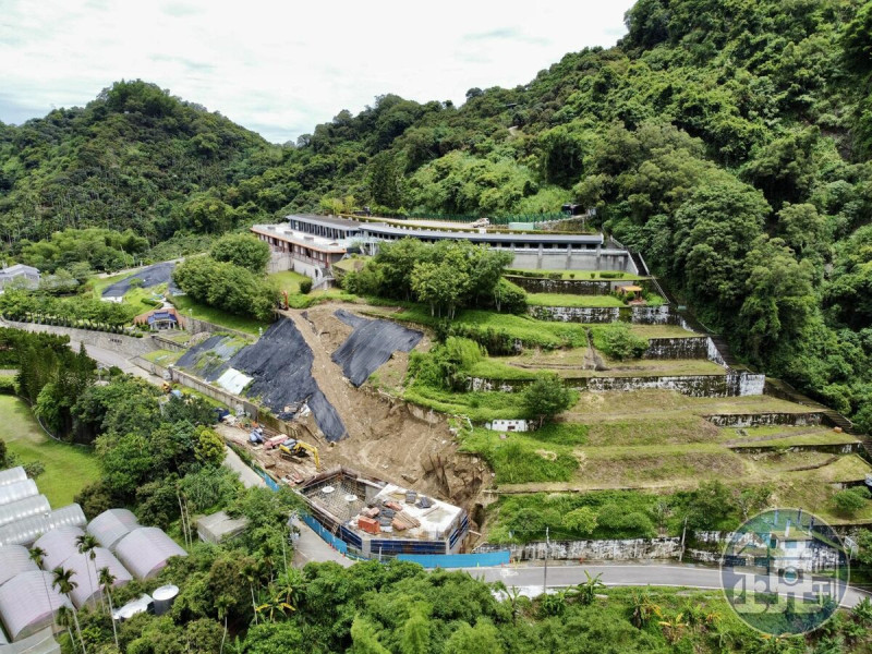 太平寶山原本是綠油油的一片，如今卻變成坍塌的邊坡、黃土和黑色的塑膠布。   