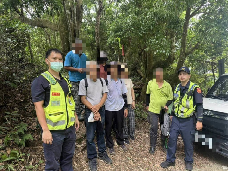 謝姓男子日前到台中小百岳暗影山步道登山，疑因低血糖而頭暈目眩、全身癱軟，同行友人擔心出意外報案，警方上山協助脫困，將謝男帶下山。（警方提供）中央社記者蘇木春傳真  114年6月19日   