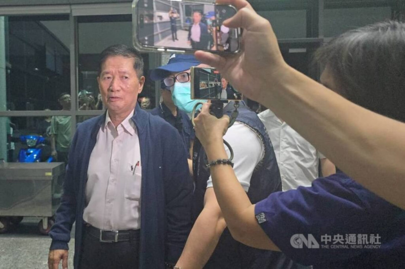 國民黨宜蘭縣黨部主委林明昌（左）5月22日遭移送宜蘭地方檢察署接受複訊。（中央社檔案照片）   