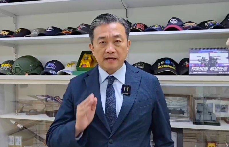 我國國造第一艘潛艦「海鯤號」海測後遭疑變形，綠委王定宇斥「胡說八道」：是聲納裝備。   圖：翻攝自王定宇提供影片