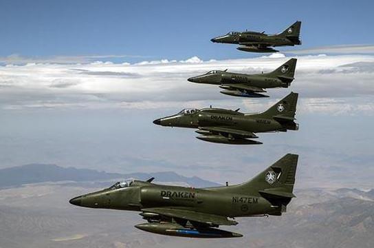 德拉肯國際則以「模擬高威脅敵軍」聞名,機隊包括幻影 F1、米格-21、L-39 等,長年活躍於美軍紅旗軍演與中東訓練場。 圖:翻攝自百度 德拉肯國際則以「模擬高威脅敵軍」聞名,機隊包括幻影 F1、米格-21、L-39 等,長年活躍於美軍紅旗軍演與中東訓練場。 圖:翻攝自百度