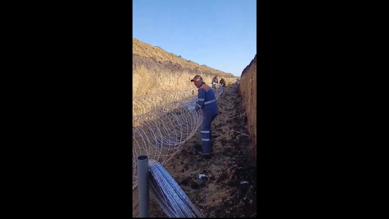 面對俄軍不斷推進與步兵機動壓力,烏克蘭軍方近來亦在戰線大量部署鐵絲網結合反坦克屏障,建立起簡易但有效的反步兵防線,為前線部隊爭取更多戰術緩衝空間。 圖:翻攝自影片