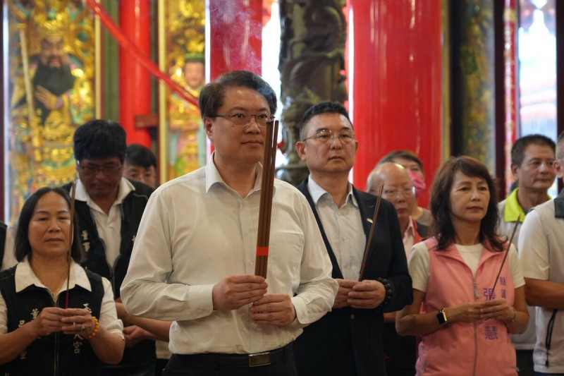 林右昌赴花蓮玉里協天宮參香揭匾。   圖：民進黨提供