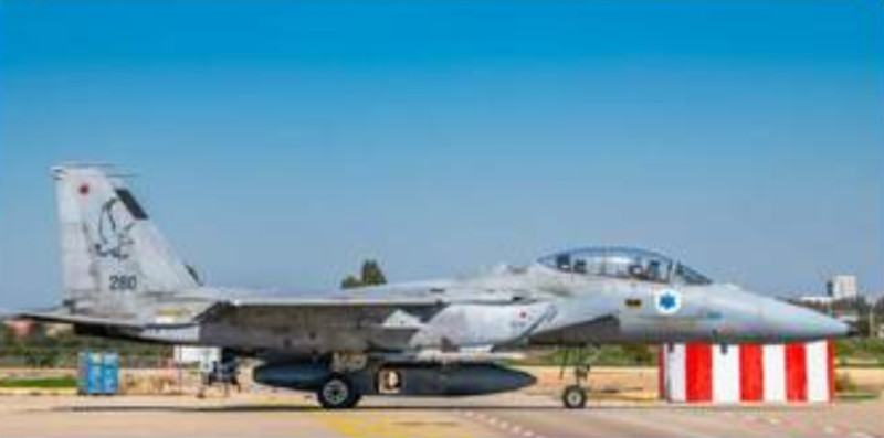 一架以色列F-15D戰機攜帶「Ophir」長距離偵察照相莢艙,升空偵查伊朗地面上的巡弋飛彈。 圖 : 翻攝自 X / OsintTechnical