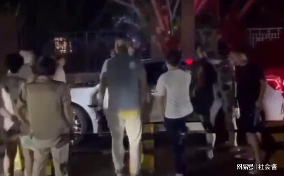 根據目擊者與網傳影片,熊某當時被近十人包圍,現場辱罵聲四起,有人甚至挑釁說「有本事從我身上壓過去」。 圖:翻攝自網易 根據目擊者與網傳影片,熊某當時被近十人包圍,現場辱罵聲四起,有人甚至挑釁說「有本事從我身上壓過去」。 圖:翻攝自網易