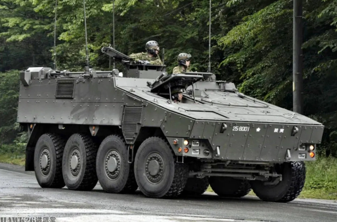 24式120mm自行迫擊砲關閉頂部艙蓋後,與普通裝甲運兵車外形近似。 圖:翻攝自hawk26講武堂 24式120mm自行迫擊砲關閉頂部艙蓋後,與普通裝甲運兵車外形近似。 圖:翻攝自hawk26講武堂