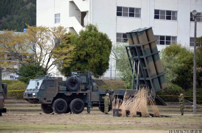 先前的12式岸艦飛彈系統,配備六根發射管,飛彈外形尺寸較小,射程也較近。 圖:翻攝自hawk26講武堂 先前的12式岸艦飛彈系統,配備六根發射管,飛彈外形尺寸較小,射程也較近。 圖:翻攝自hawk26講武堂