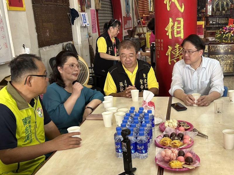 林右昌（右）說，黃建賓像是「無魂有體的稻草人」。   圖：民進黨/提供