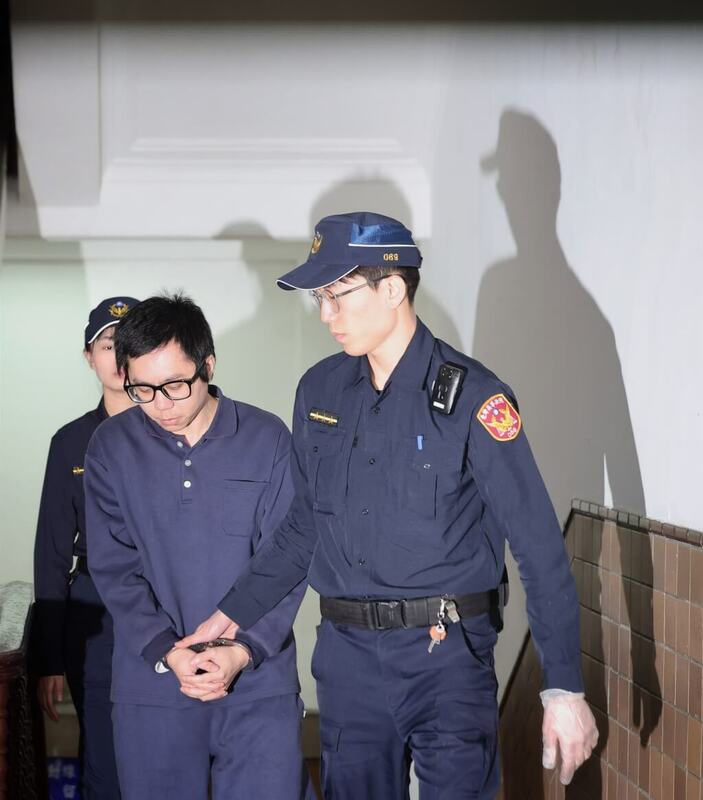 男子陳柏諺（前左）涉嫌殺害馬來西亞籍蔡姓女大生。（中央社檔案照片）   