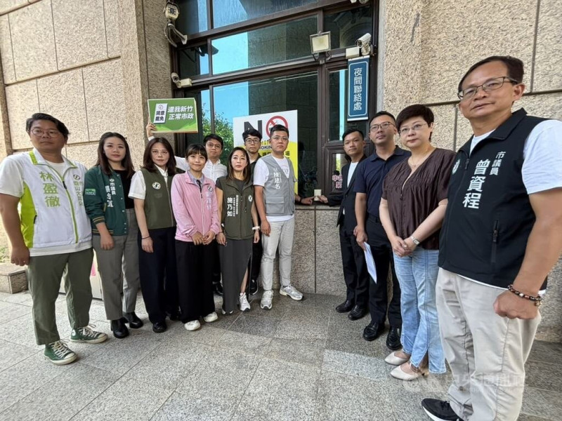 台灣民眾黨日前在新竹舉辦「罷免投不」宣講活動，竹市府官方臉書同步直播，新竹市議會民進黨團多名議員19日至新竹地檢署按鈴告發，指涉違選罷法等法規。中央社記者郭宣彣攝  114年6月19日   