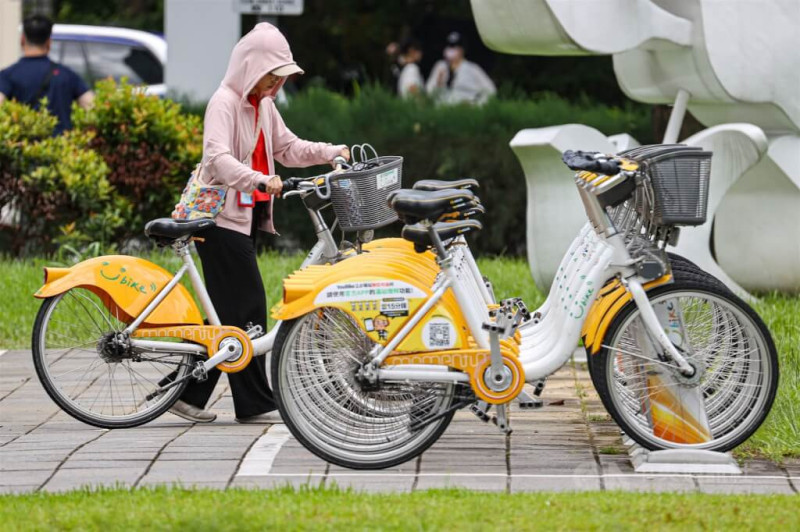圖為民眾在台北市信義區YouBike站點取車。（中央社檔案照片）   