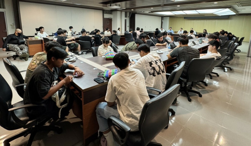 樹科大舉辦說明會向學生解釋換宿舍原因，會中氣氛一度火爆。   圖：樹德科大/提供
