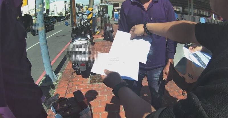 謝男在臉書認識女網友，女網友以進口靈芝遭海關拘留需補繳貨物稅39萬多元為由開口向謝男求助，男子發現落入詐騙集團陷阱報警，會同員警逮捕擔任車手的李男，依法送檢方偵辦。（警方提供）中央社記者吳哲豪傳真 114年6月20日   