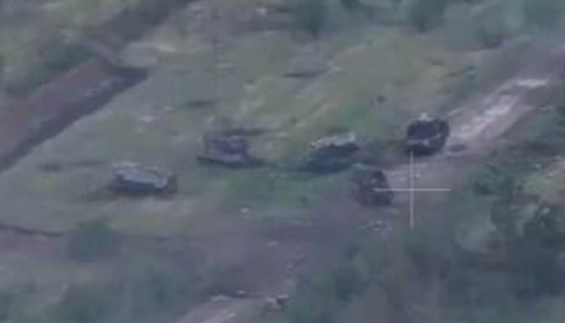 俄軍18輛裝甲車大舉進犯頓涅茨克遭到殲滅。 圖 : 翻攝自自X / NoelReports