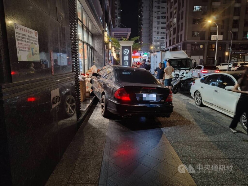 台中南屯區1家網紅的電商店面19日晚間遭人開車衝撞門前貨品及店面造成毀損，該網紅在社群說明連日來深夜都會收到陌生男子傳訊恐嚇，而涉案人犯案後棄車逃逸，警方已鎖定涉案人調查釐清。（翻攝照片）中央社記者蘇木春傳真 114年6月20日   