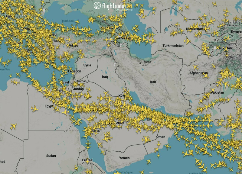 Flightrader24 最新消息指出,隨著以色列及伊朗機場關閉,阿拉伯上空的航班是以往的兩倍。 圖:擷取自 Flightrader24 的 X Flightrader24 最新消息指出,隨著以色列及伊朗機場關閉,阿拉伯上空的航班是以往的兩倍。 圖:擷取自 Flightrader24 的 X