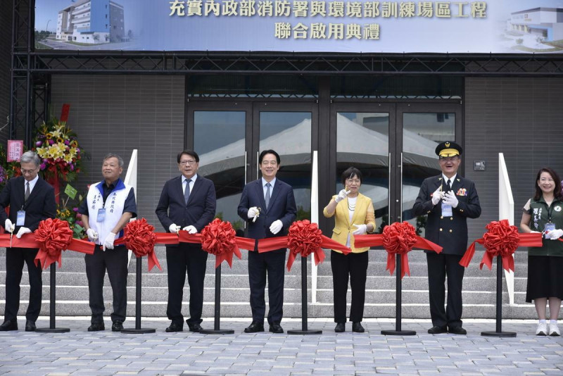 賴清德總統與內政部長劉世芳為消防署訓練中心第二期工程啟用進行剪綵儀式。   圖：內政部提供