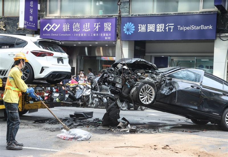 圖為台北市重慶南路一段發生嚴重車禍現場。(中央社檔案照片)   