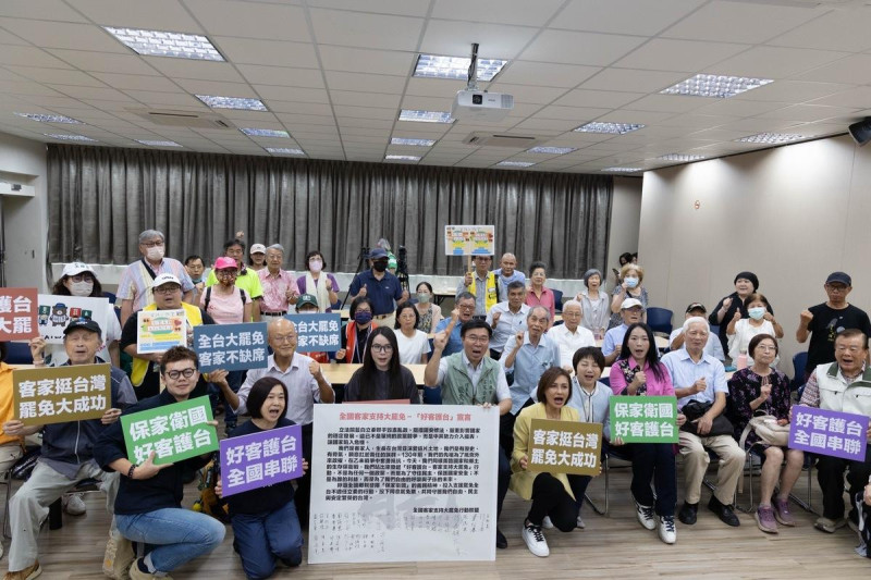 客家人支持大罷免聯盟成立，並共同簽署「好客護台宣言」及宣示未來保台三部曲。   圖：立委邱議瑩辦公室／提供
