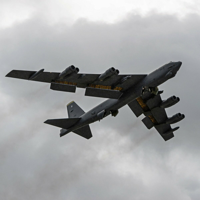 三艘航空母艦目前集結於波斯灣,同時有四架 B-52H 戰略轟炸機部署於印度洋迪戈加西亞基地,並有超過 30 架 KC-135/KC-46 加油機在周邊待命,為以軍戰機延長續航時間。圖為B-52H。 圖:翻攝自X帳號@kadonkey 三艘航空母艦目前集結於波斯灣,同時有四架 B-52H 戰略轟炸機部署於印度洋迪戈加西亞基地,並有超過 30 架 KC-135/KC-46 加油機在周邊待命,為以軍戰機延長續航時間。圖為B-52H。 圖:翻攝自X帳號@kadonkey