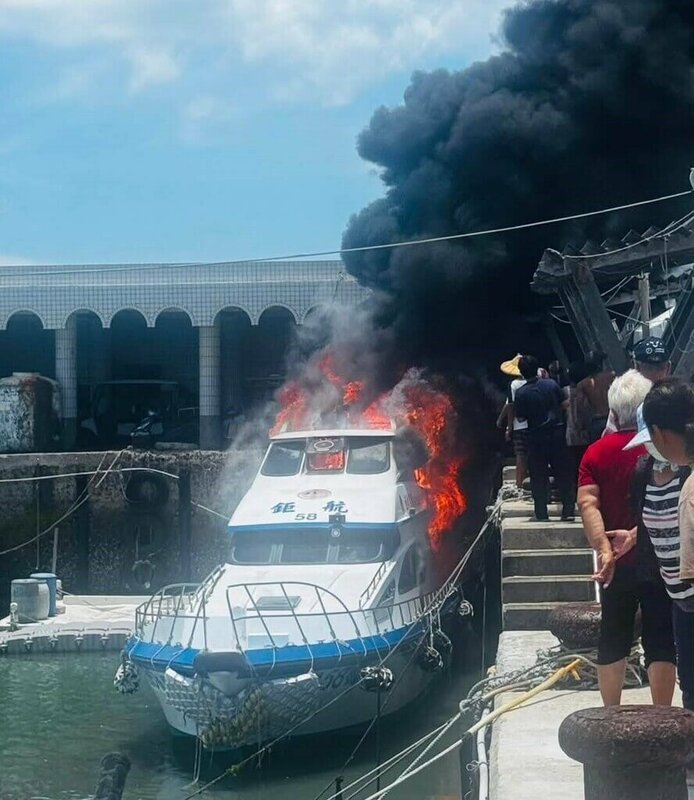 澎湖1艘泊靠在鳥嶼碼頭的「鉅航58號」遊艇20日中午發生火警，警消與岸巡以移動式幫浦抽海水救火，火勢太大翁姓船員跳海逃生受傷送醫，失火原因待警消調查釐清。（民眾提供）中央社   114年6月20日   