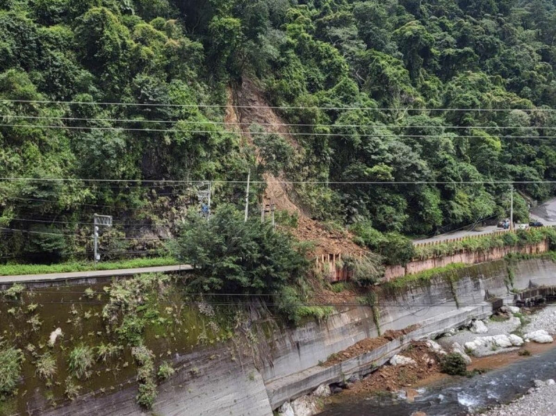 八仙山國家森林遊樂區內土石嚴重崩落。（翻攝八仙山國家森林遊樂區暨自然教育中心臉書）   
