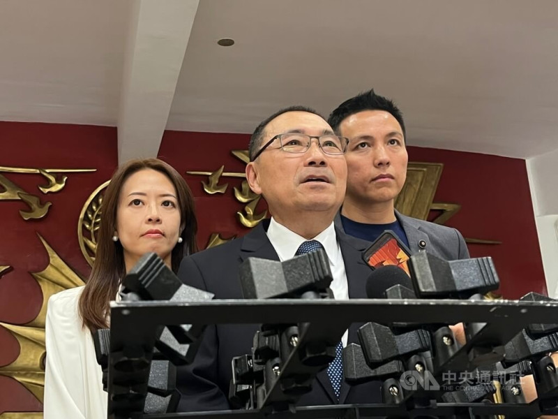 罷免國民黨立委羅明才領銜人吳柏瑋表示，近期遭多組人馬關切恐嚇，希望不要補件。新北市長侯友宜（中）20日接受聯訪時表示，警察機關已主動跟當事人見面聯絡，經過了解，當事人認為沒有需求，若日後需要協助，會積極處理。中央社記者趙敏雅攝  114年6月20日   