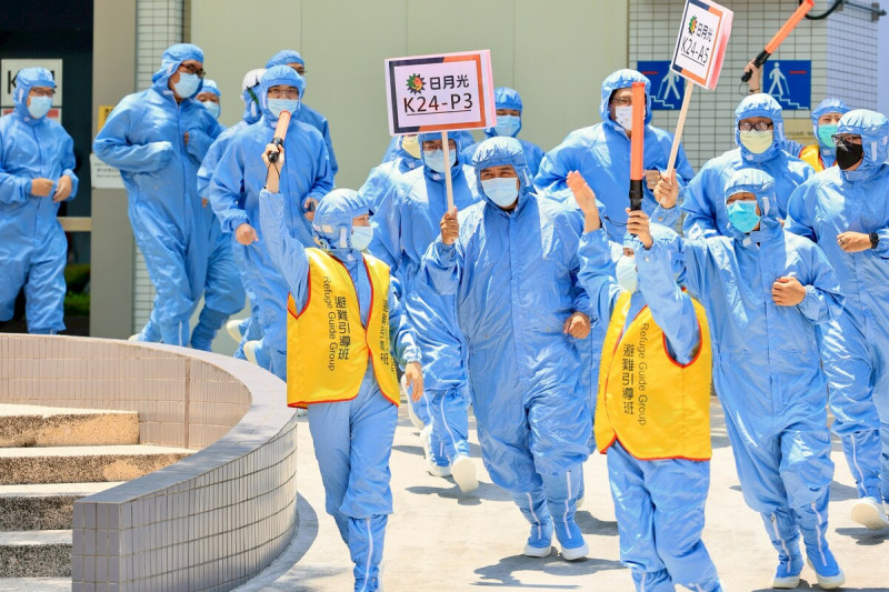 日月光K24廠員工配合搶救演習，模擬災害疏散情境。   圖：高雄市政府/提供