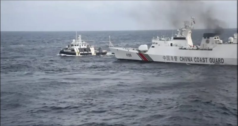 中國海警局在南海常以水砲驅離菲律賓船隻。 圖:擷取自《騰訊網》