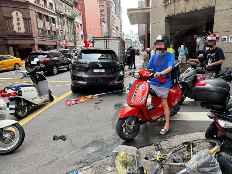 74歲曾姓男子20日開車暫停在台北南京西路一處路口時突然不明原因暴衝，殃及12輛機車、4輛自行車，並有一名女性行人受傷，曾男酒測值為零，確切肇事原因有待調查。（翻攝照片）中央社記者劉建邦傳真  114年6月20日   