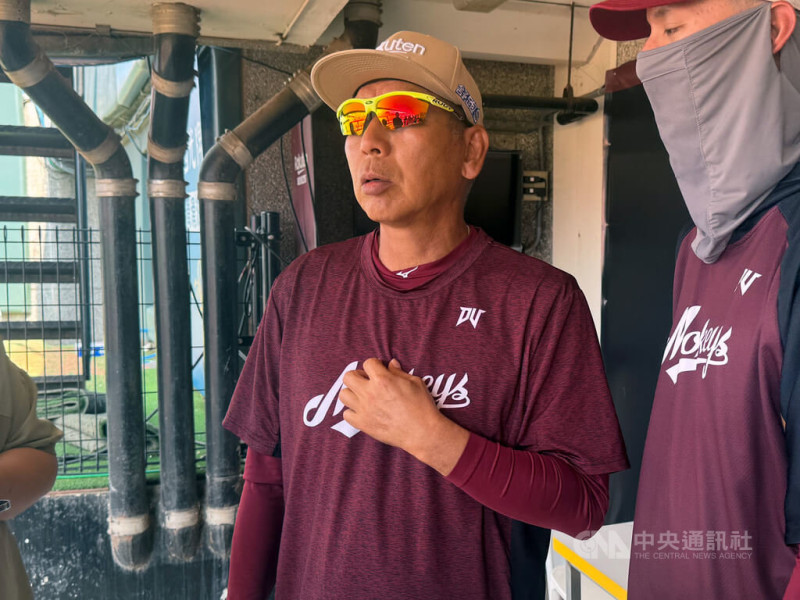 中華職棒目前在上半季爭冠關鍵期，樂天桃猿隊總教練古久保健二（中）20日表示，這幾天賽事相當關鍵，可能會決定最後結果，會派出最好投手對決。中央社記者楊啟芳攝  114年6月20日   