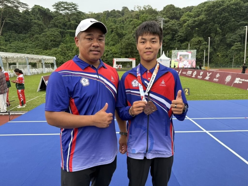 台灣男子反曲弓15歲小將陳品安（右）20日在射箭亞洲盃新加坡站斬獲反曲弓個人銅牌，教練郭振維（左）也期許他未來有好表現。（中華民國射箭協會提供）中央社記者黎建忠傳真  114年6月20日   