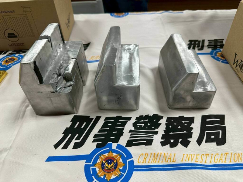 內政部警政署刑事警察局與新北市政府警察局刑警大隊等共組專案小組，偵辦假投資詐欺集團案，查獲詐團收取被害人現金、虛擬貨幣後兌換黃金，以鉛合金包裹為門擋，再寄送到柬埔寨，以每月寄送30公斤黃金走私量推估，可能已寄送超過300公斤黃金洗錢出境。（民眾提供）中央社記者趙麗妍傳真  114年6月21日   