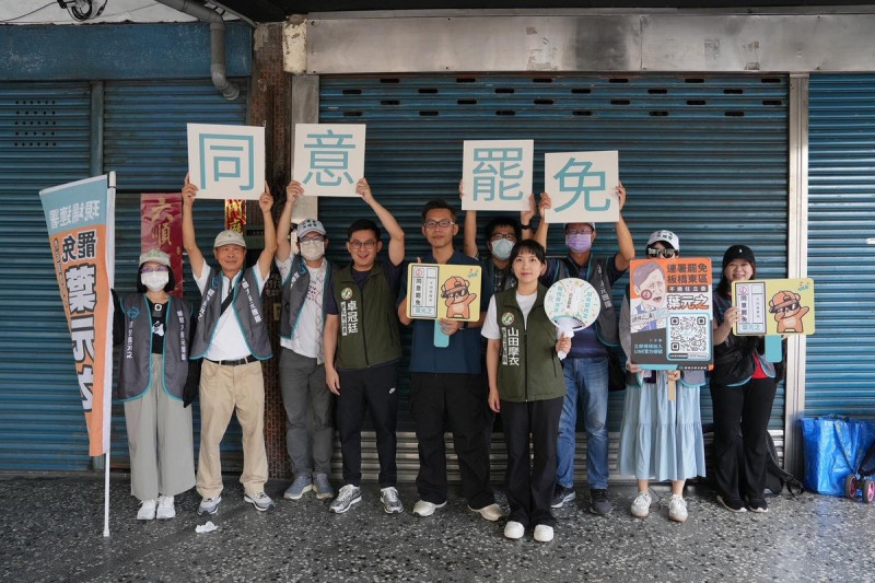 新北市議員山田摩衣及卓冠廷今早10點,邀集罷免葉元之團隊副發言人哈維及罷團志工,前進葉元之服務處正對面路口發起宣講。 圖:卓冠廷 辦公室提供 新北市議員山田摩衣及卓冠廷今早10點,邀集罷免葉元之團隊副發言人哈維及罷團志工,前進葉元之服務處正對面路口發起宣講。 圖:卓冠廷 辦公室提供