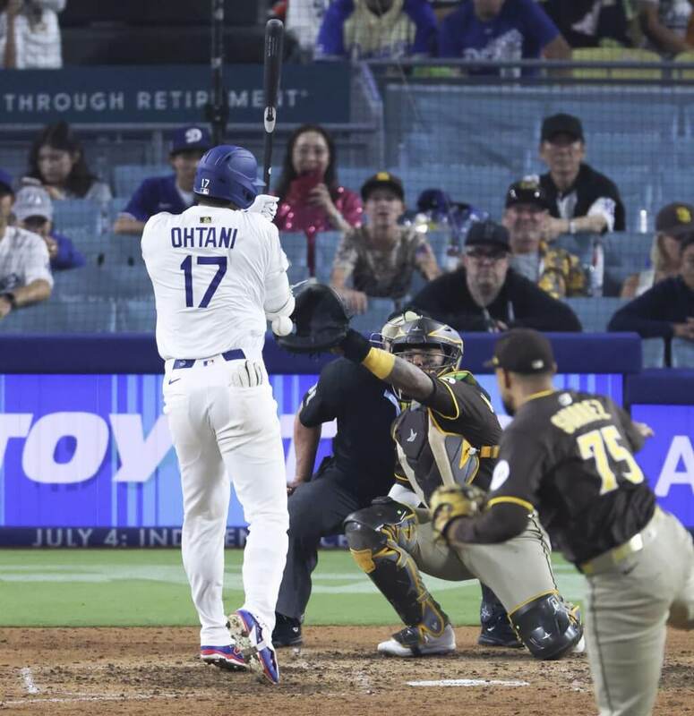 MLB洛杉磯道奇球星大谷翔平（左）19日對上聖地牙哥教士的比賽中，遭觸身球擊中。（共同社）   