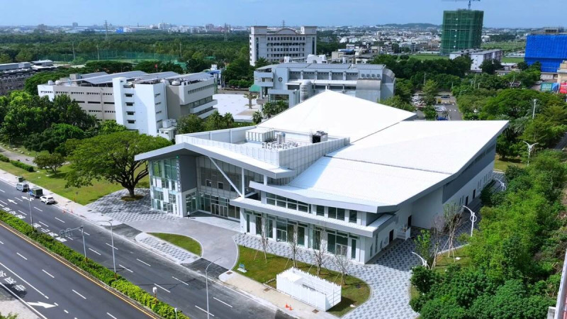 岡山運動中心工程特色亮點包括雙院落式廣場設計與結合在地特色的外觀造型。 圖:高雄市運發局/提供