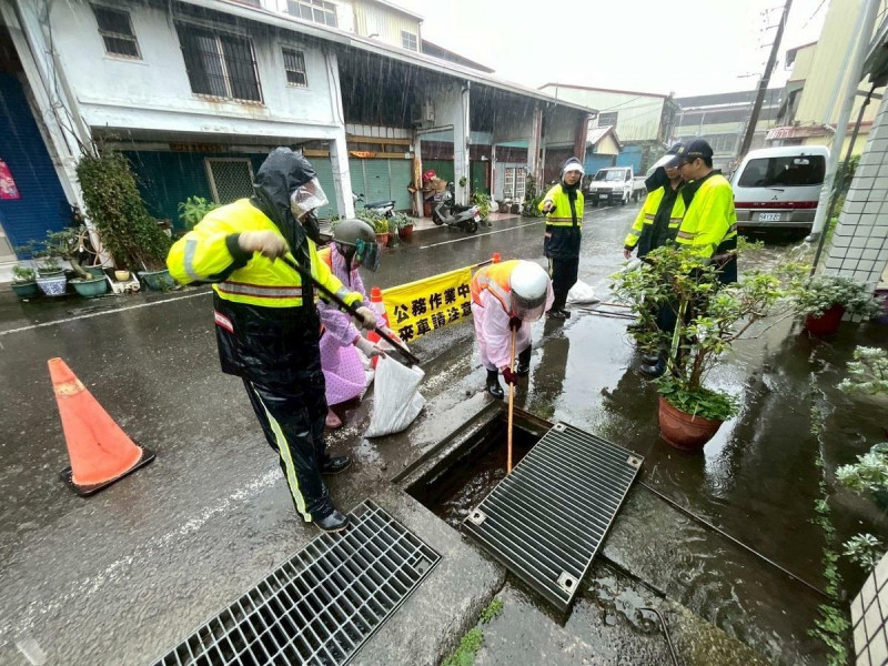 高市環保局持續執行道路側溝清疏工作。   圖：高雄市環保局/提供