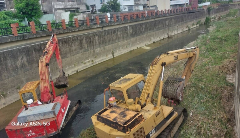 高雄水利局對中小排水系統進行清疏作業。 圖:高雄市水利局/提供
