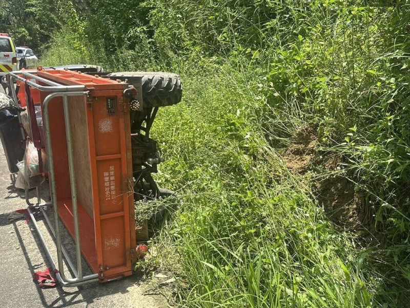 台中市北屯區74歲劉姓婦人21日駕駛農用車行駛在苧園巷產業道路，車輛因不明原因翻覆，劉婦被壓車下，送醫不治。（民眾提供）中央社記者趙麗妍傳真  114年6月21日   