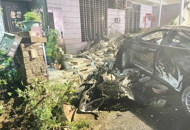 失控車輛撞毀矮牆與停放機車，深夜巨響嚇壞住戶。（翻攝畫面）   