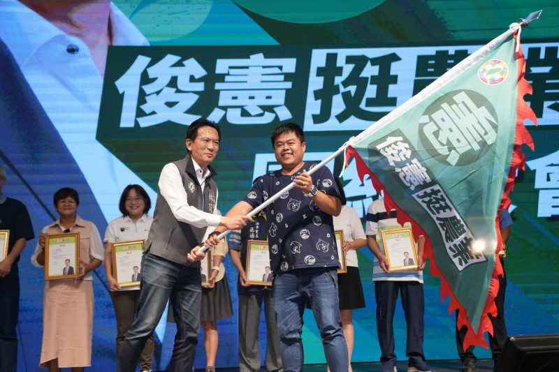立委林俊憲在永康區盛大舉行「俊憲挺農業團結大會」,包括重要農業產銷單位負責人、各行政區農民代表、支持者以及市議會議長邱莉莉率同黨籍市議員、部分無黨籍議員等,均齊聚現場表達力挺的態度。 圖:林俊憲服務處提供