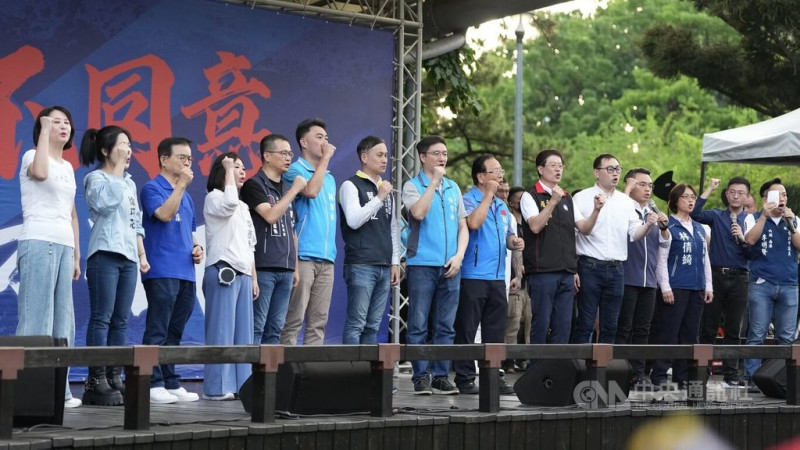 國民黨21日在台北榮星花園舉行「北北基反惡罷團結大會」,多名黨籍立委都到場集結,一同登台向支持者喊話,呼籲7月26日務必出門投下「不同意罷免」。 圖:中央社提供